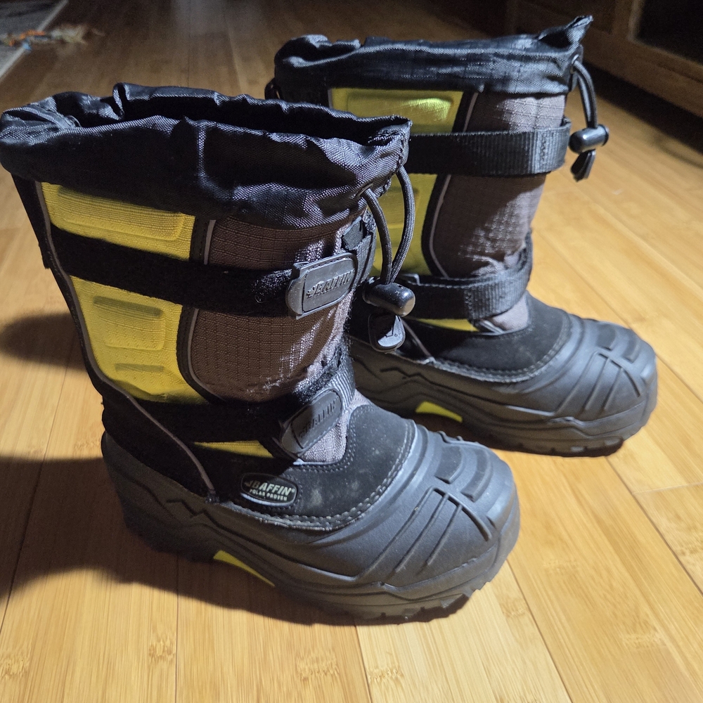 Baffin Young Mustang Kids Winter Boots Size 2 Polar Proven Charcoal Yellow Black